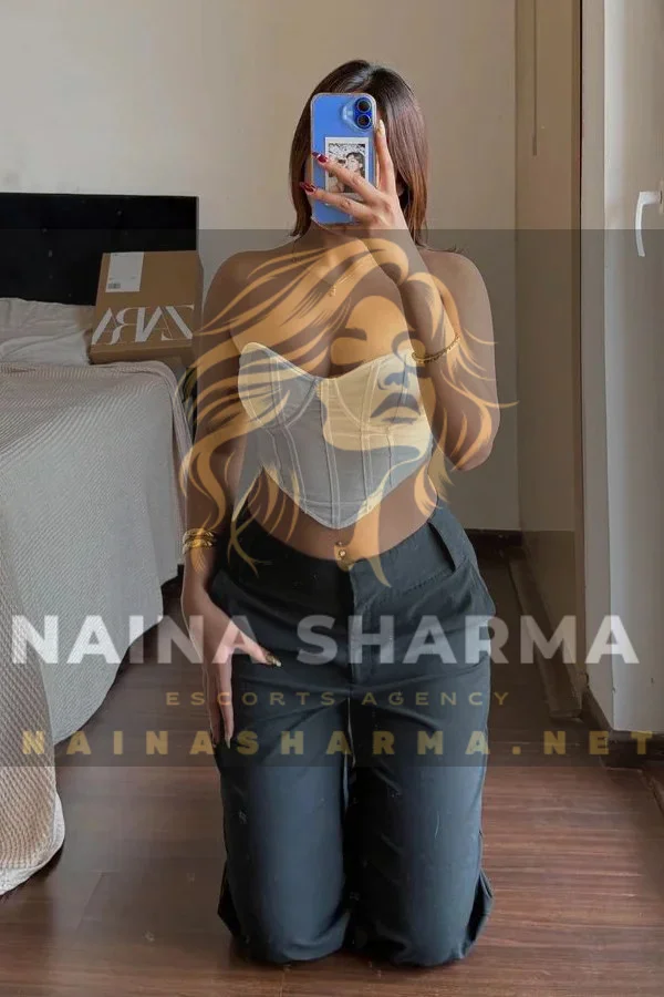 Aishwarya Pune Escorts Selfie