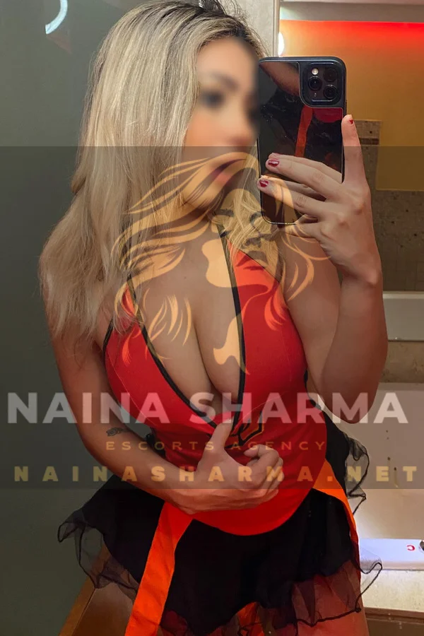 Allie Agra Escorts Selfie