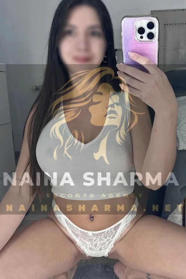 Anissa Agra Escorts Selfie