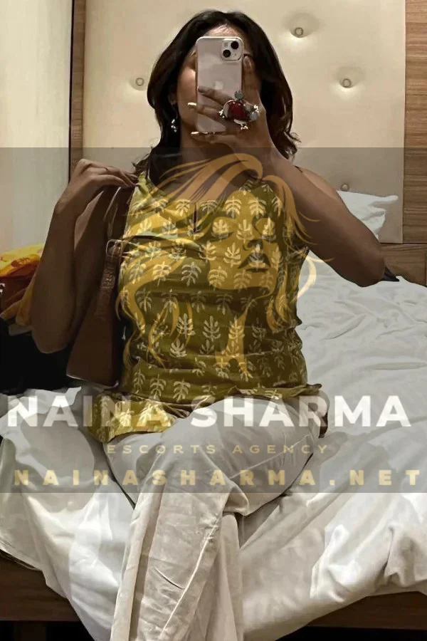 Dipti Vadodara Escorts Selfie