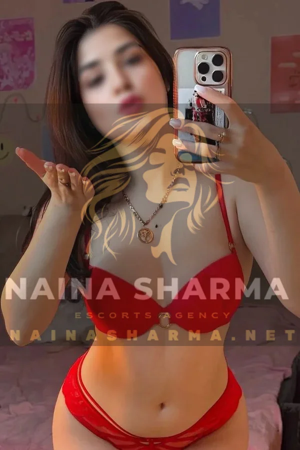 Emani Pune Escorts Selfie