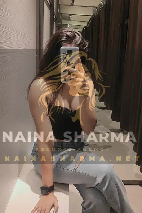 Humaila Pune Escorts Selfie
