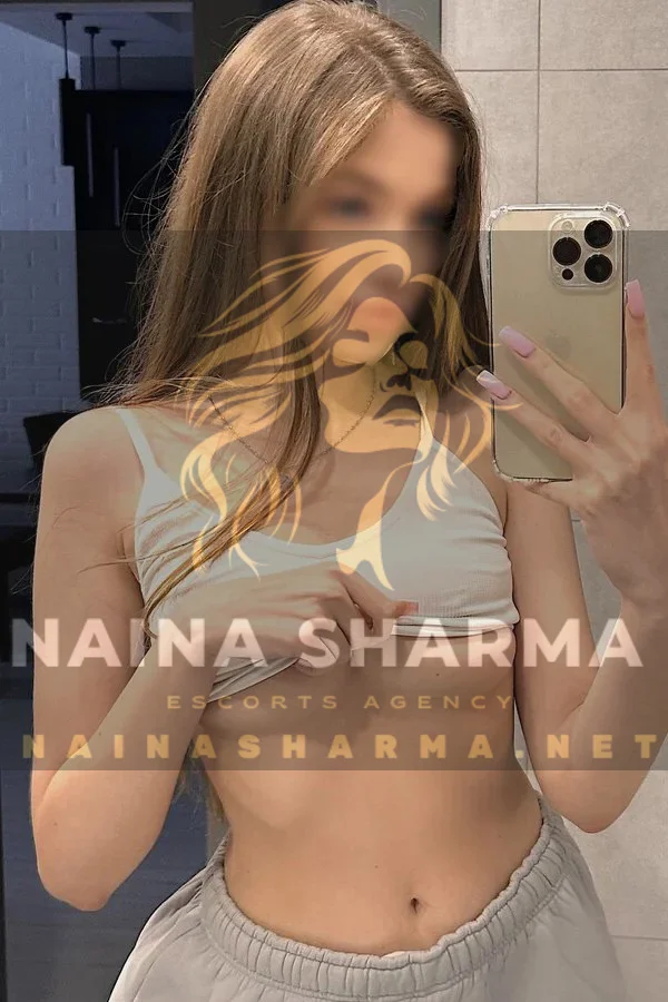 Josefa Pune Escorts Selfie