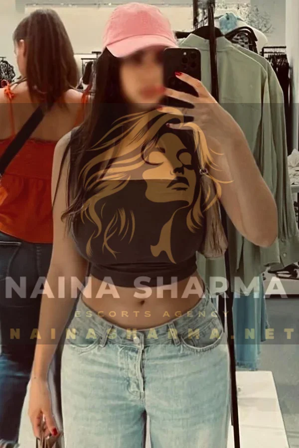 Karul Pune Escorts Selfie