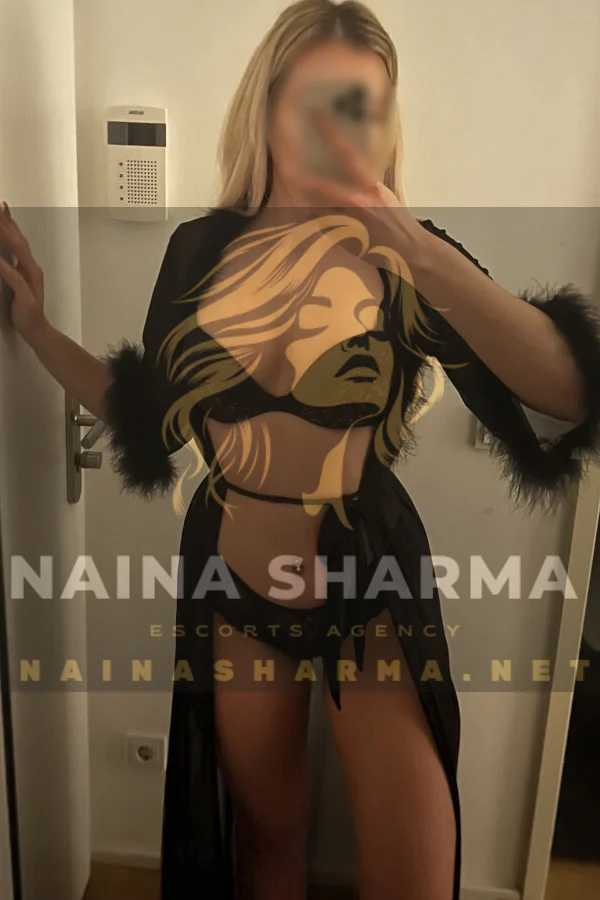 Katsuni Noida Escorts Selfie