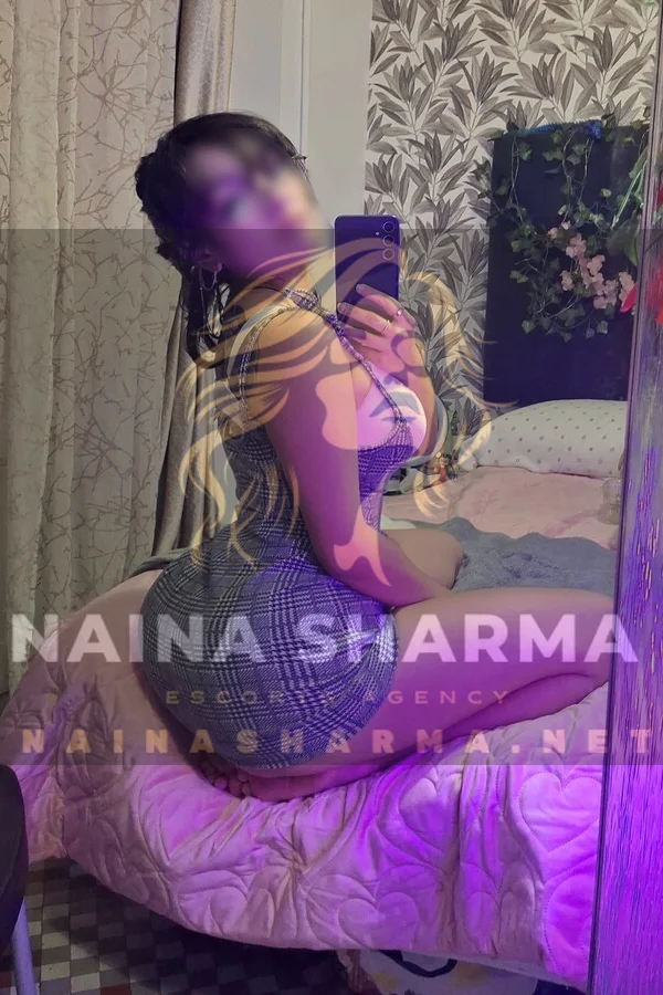 Maisie Agra Escorts Selfie