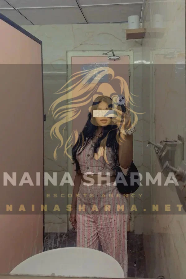 Malti Lucknow Escorts Selfie
