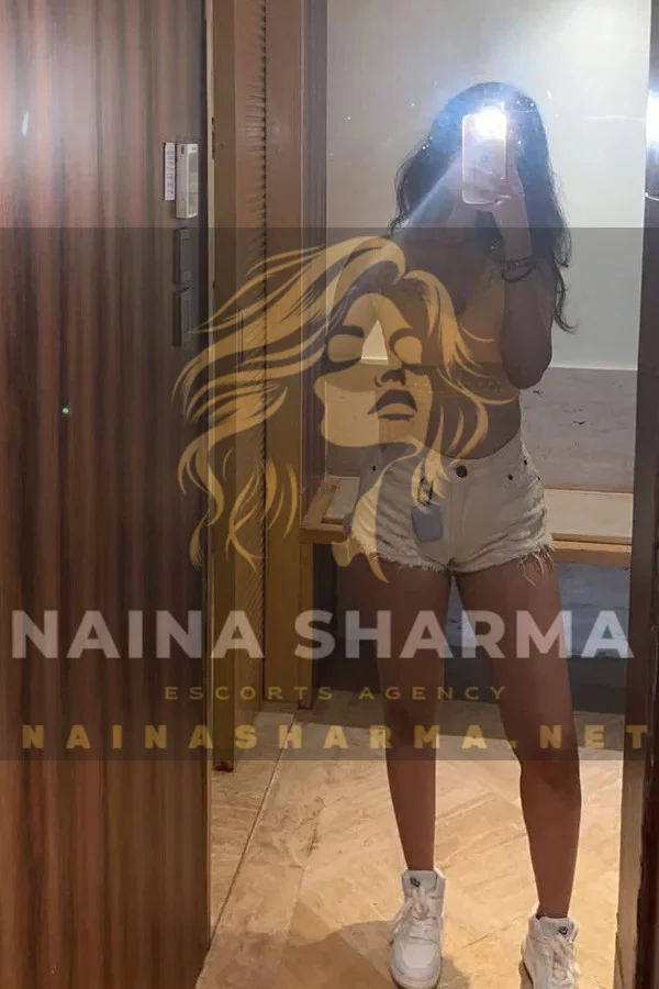 Manvi Vadodara Escorts Selfie