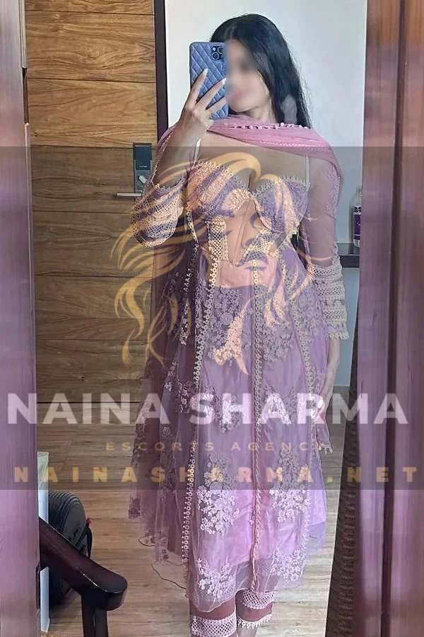 Nilini Pune Escorts Selfie