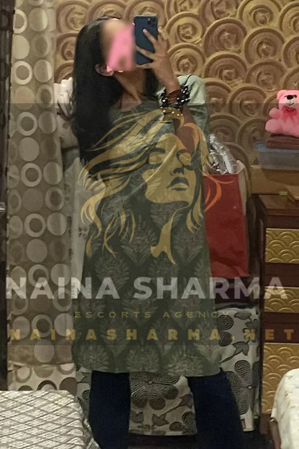 Nitika Gurgaon Escorts Selfie