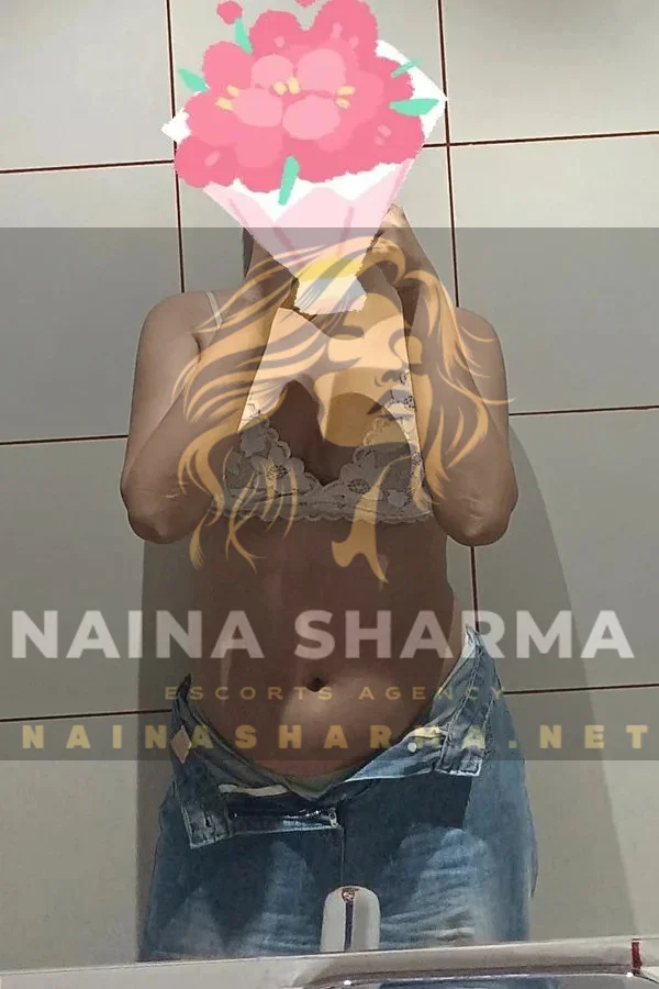 Pravya Delhi Escorts Selfie
