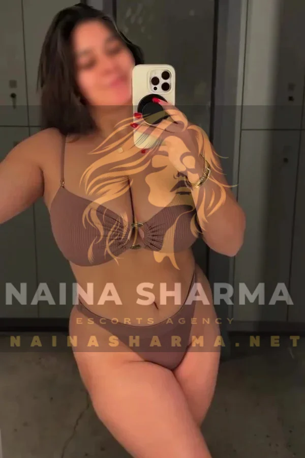 Roop Dubai Escorts Selfie