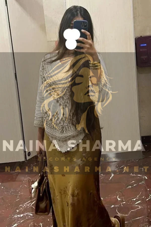 Shivani Delhi Escorts Selfie
