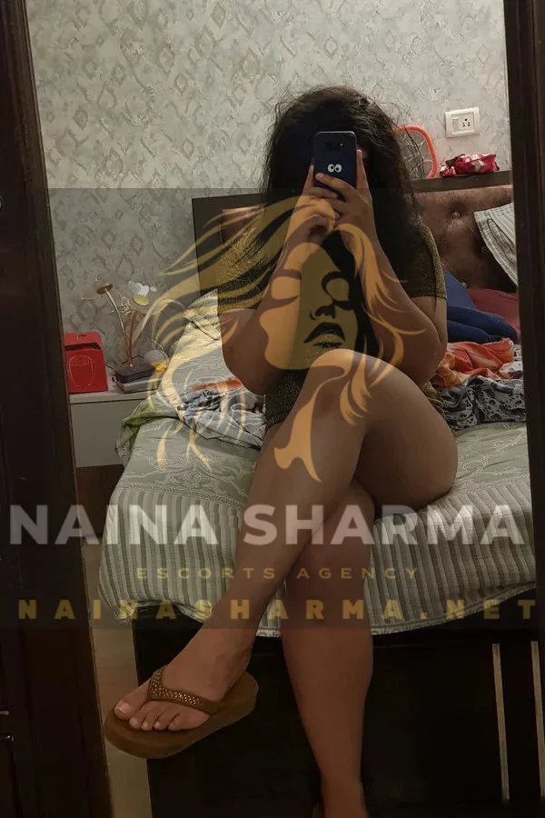 Tanushi Pune Escorts Selfie